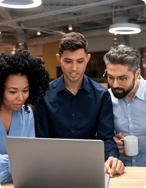 Equipo de SOYMEGH colaborando en soluciones digitales